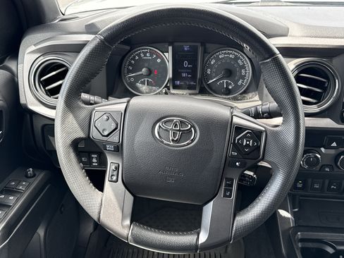 Used 2021 Toyota Tacoma TRD Off-Road w/ TRD Premium Off Road Package AWD/4WD image 17