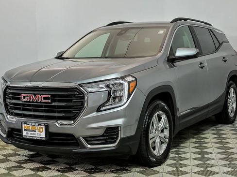 Used 2024 GMC Terrain SLE w/ Driver Convenience Package FWD image 5