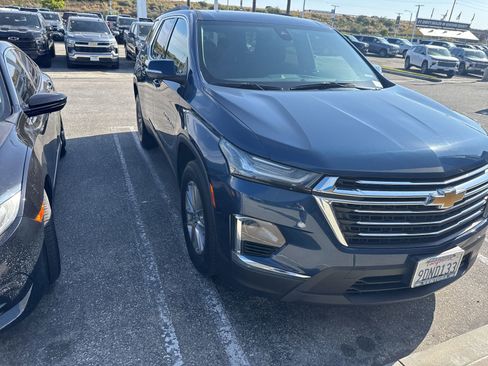 Used 2023 Chevrolet Traverse LT image 3