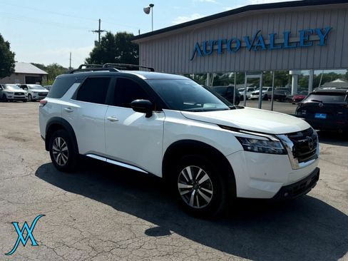 Used 2022 Nissan Pathfinder SL w/ SL Black Package AWD/4WD image 1