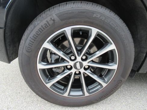 Certified 2025 Cadillac XT4 Sport AWD/4WD image 9