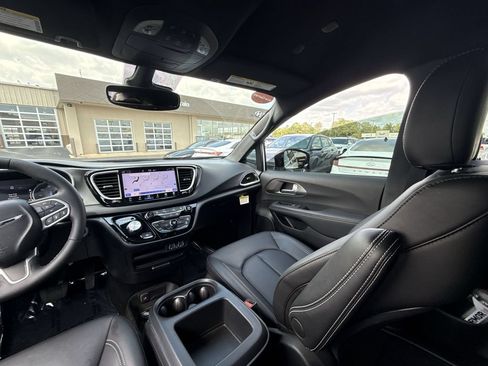 Used 2025 Chrysler Voyager LX FWD image 11