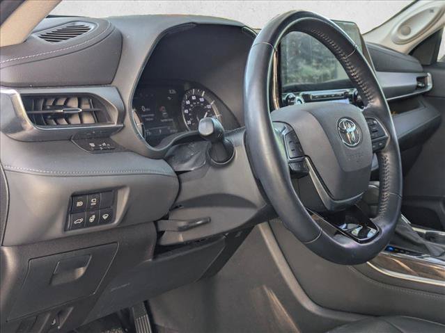 Used 2021 Toyota Highlander Limited FWD image 3