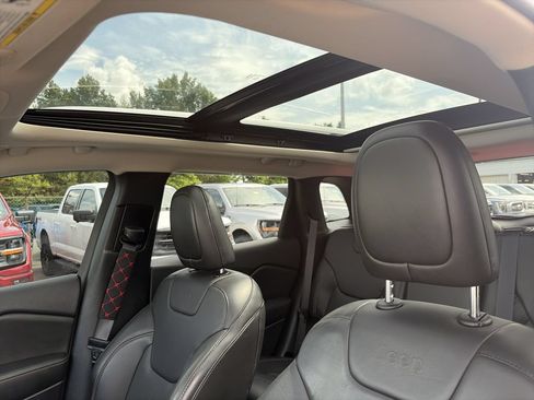 Used 2018 Jeep Cherokee Limited AWD/4WD image 28