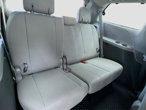 Used 2015 Toyota Sienna XLE image 19