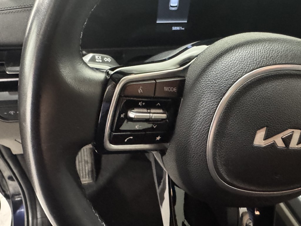 Used 2025 Kia Carnival FWD image 6