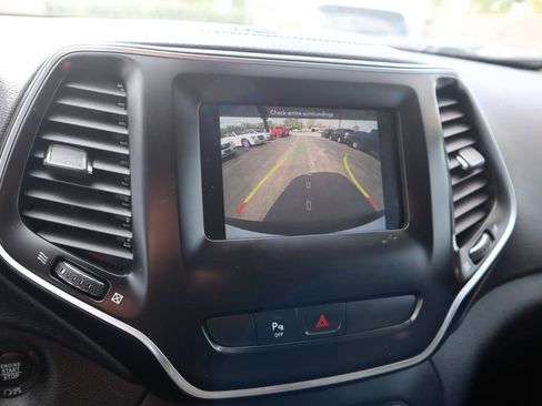 Used 2019 Jeep Cherokee Latitude Plus w/ Cold Weather Group FWD image 22