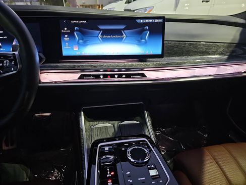 Certified 2023 BMW 760i xDrive w/ Executive Package image 21