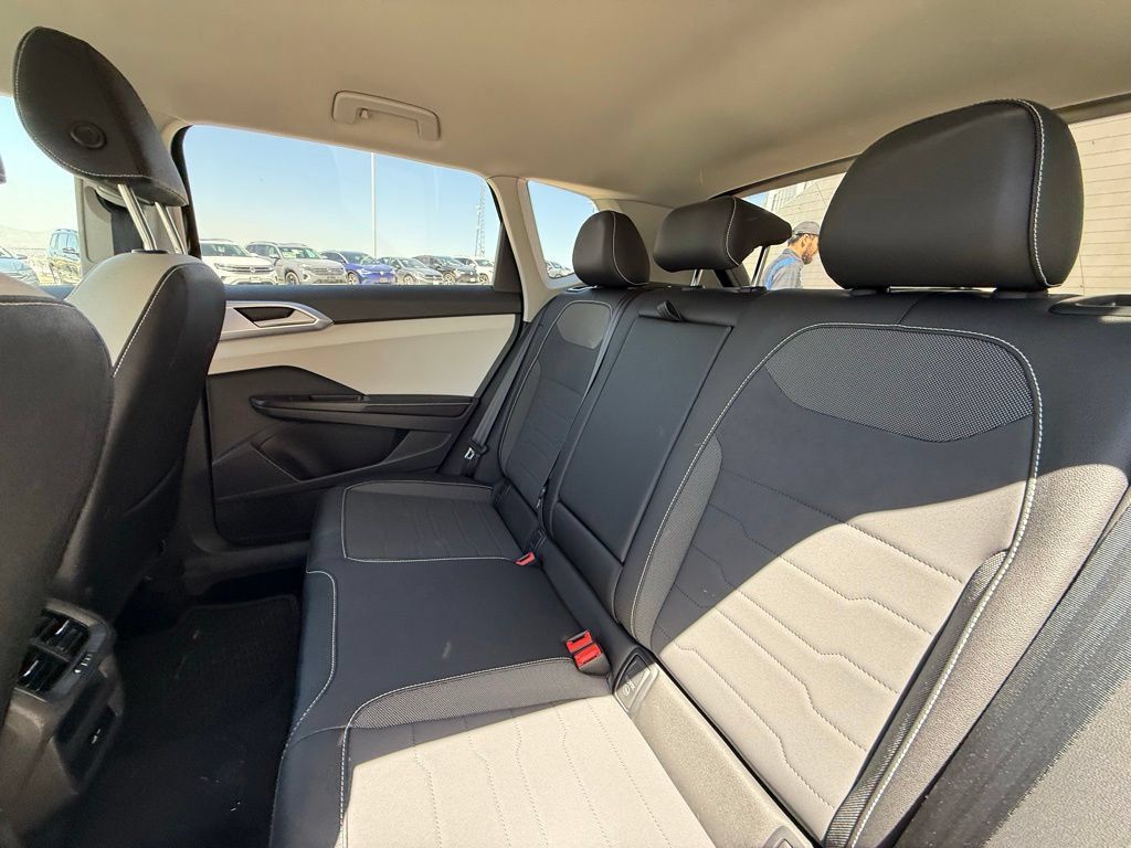 Certified 2025 Volkswagen Taos SE FWD image 19