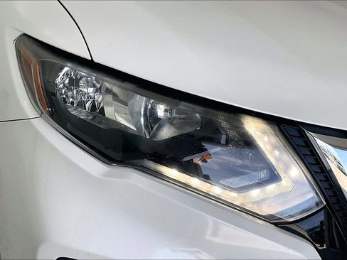 Used 2017 Nissan Rogue SV w/ SV Premium Package image 38