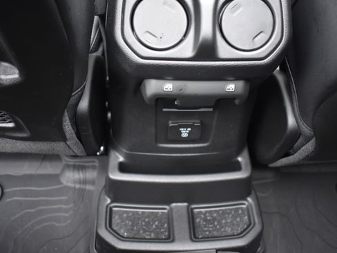 Used 2025 Jeep Wrangler Unlimited Rubicon image 31