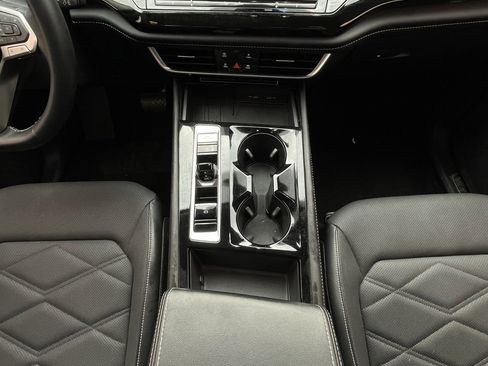 Used 2025 Volkswagen Atlas SE image 19