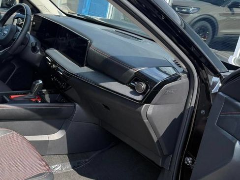 Used 2025 Nissan Kicks SR w/ SR Premium Package AWD/4WD image 10