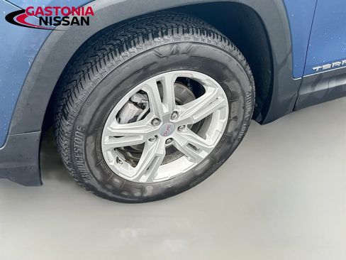 Used 2024 GMC Terrain SLE AWD/4WD image 35