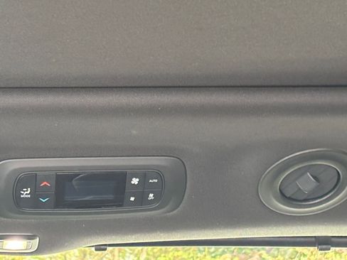 Used 2025 Chrysler Pacifica Limited image 24