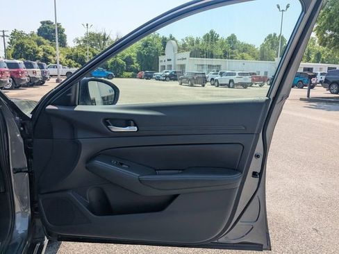 Used 2025 Nissan Altima 2.5 SV FWD image 30