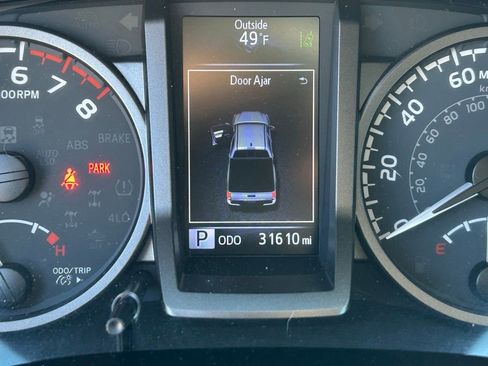 Used 2022 Toyota Tacoma TRD Off-Road w/ Technology Package AWD/4WD image 18