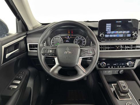 Used 2024 Mitsubishi Outlander SE image 10