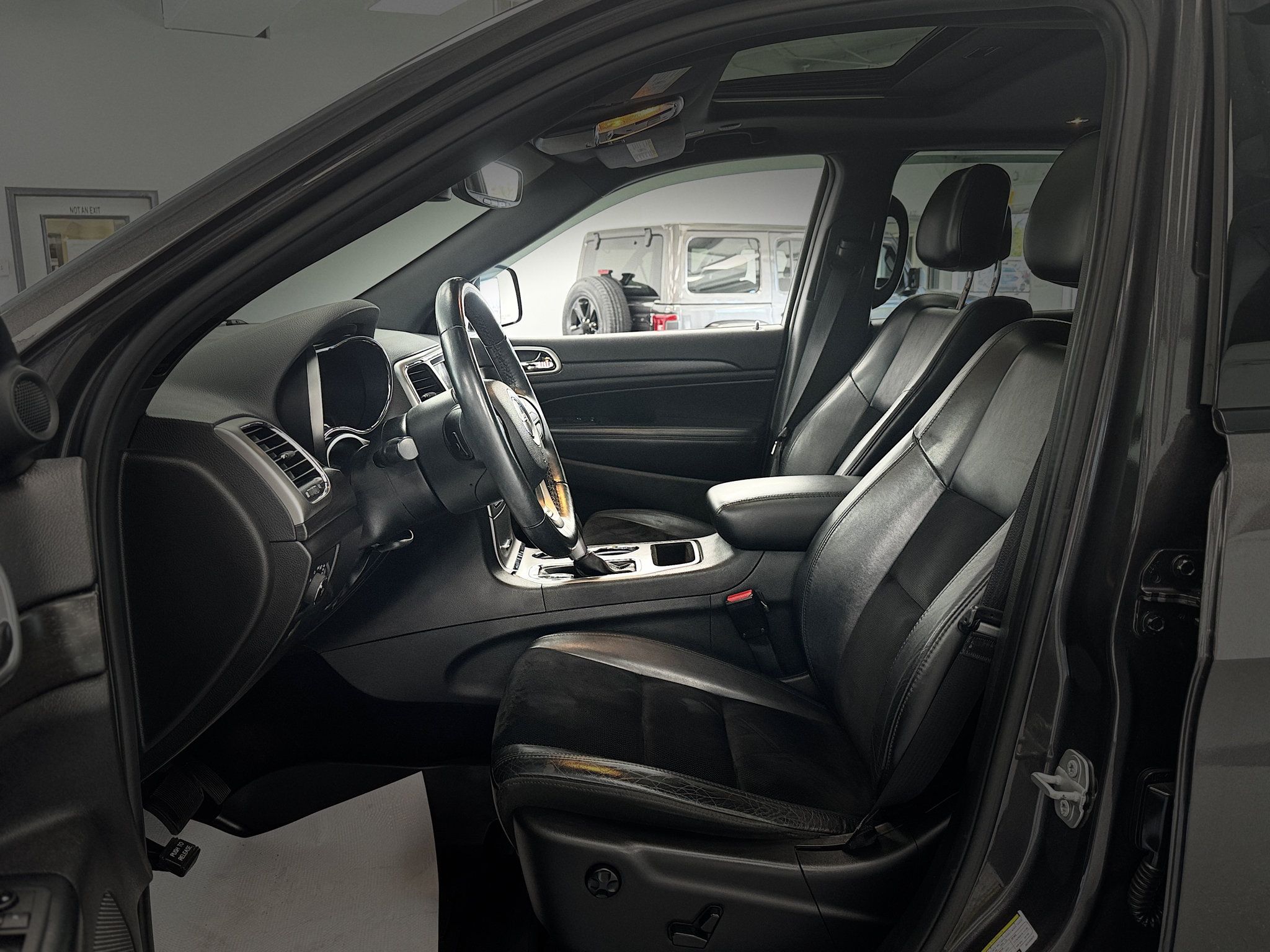 Used 2018 Jeep Grand Cherokee Altitude AWD/4WD image 16