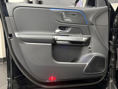 Used 2024 Mercedes-Benz EQB 300 4MATIC image 17