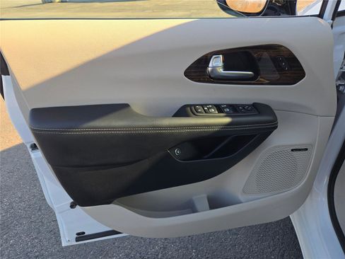 Used 2023 Chrysler Pacifica Limited w/ Uconnect Theater Family Group image 22