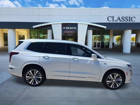 Used 2022 Cadillac XT6 Premium Luxury w/ Technology Package FWD image 9