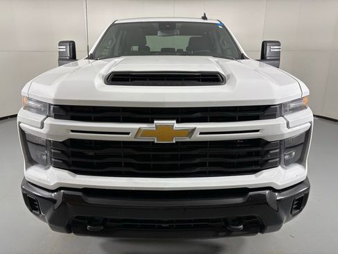 Used 2024 Chevrolet Silverado 2500 Custom w/ Custom Value Package image 4