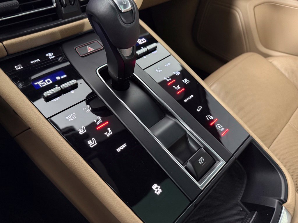 Certified 2023 Porsche Macan Turbo AWD/4WD image 26