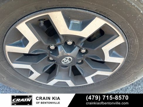 Used 2022 Toyota Tacoma TRD Off-Road w/ TRD Premium Off Road Package AWD/4WD image 8