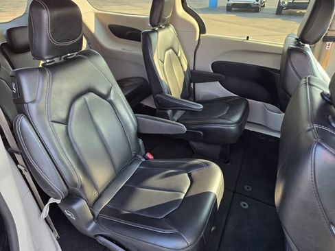 Used 2023 Chrysler Pacifica Touring-L FWD image 40