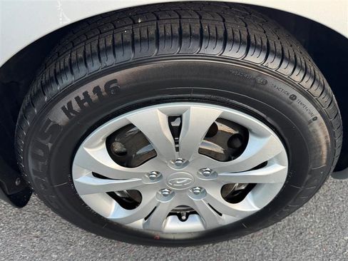 Used 2009 Hyundai Elantra GLS image 25