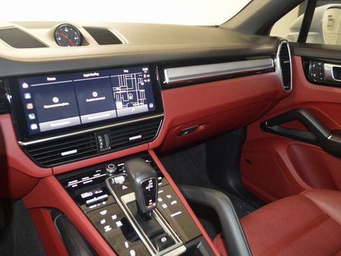 Certified 2023 Porsche Cayenne Platinum Edition image 26