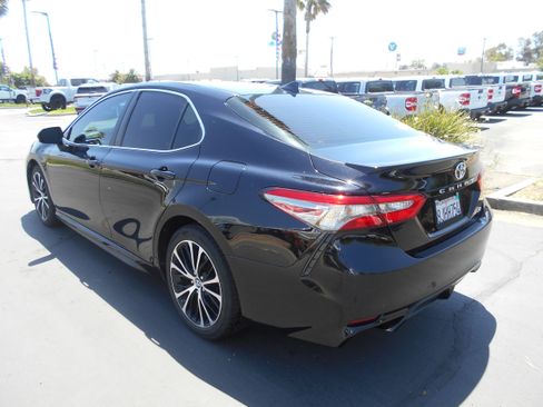 Used 2019 Toyota Camry SE w/ Accessory Appearance Package FWD image 8