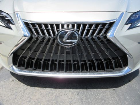 Used 2025 Lexus ES 300h w/ Luxury Package FWD image 15