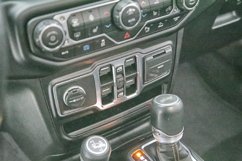Used 2023 Jeep Wrangler Unlimited Sahara AWD/4WD image 23