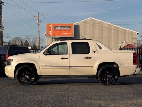 Used 2013 Chevrolet Avalanche LTZ image 19