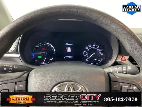 Used 2024 Toyota Sienna LE image 17