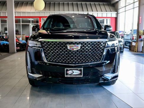 Used 2023 Cadillac Escalade ESV Premium Luxury image 2