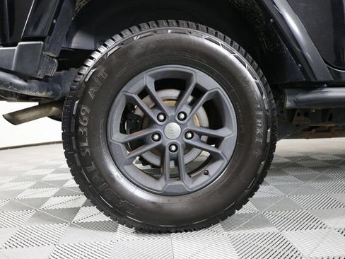 Used 2017 Jeep Wrangler Unlimited Sahara AWD/4WD image 7
