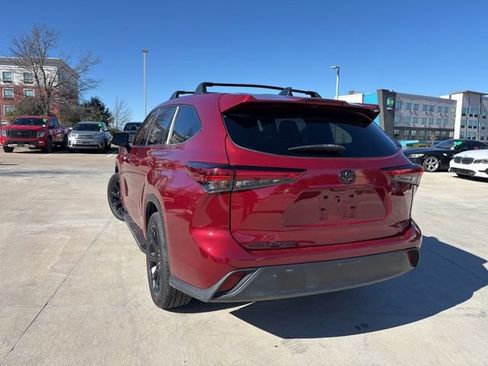 Used 2022 Toyota Highlander LE image 4