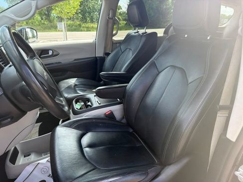Used 2022 Chrysler Pacifica Touring-L FWD image 10