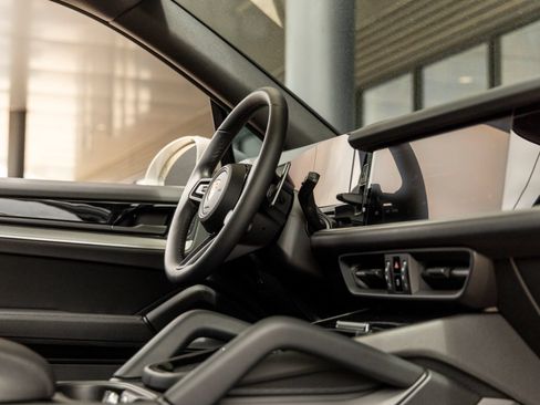 Certified 2026 Porsche Cayenne AWD/4WD image 48