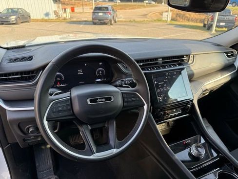 Used 2023 Jeep Grand Cherokee L Laredo image 12