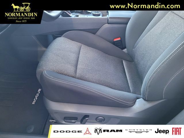 Used 2025 Nissan Rogue SV AWD/4WD image 17