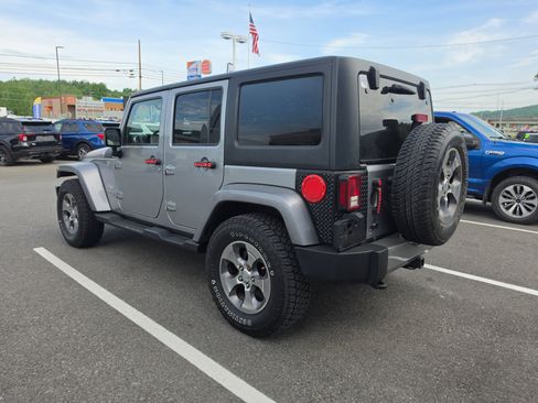 Used 2018 Jeep Wrangler Unlimited Sahara AWD/4WD image 5