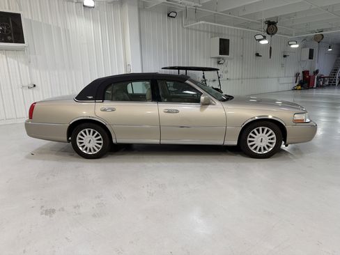 Used 2005 Lincoln Town Car Signature Limited image 6