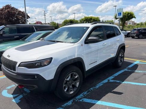 Used 2019 Jeep Cherokee Trailhawk w/ Cold Weather Group AWD/4WD image 1