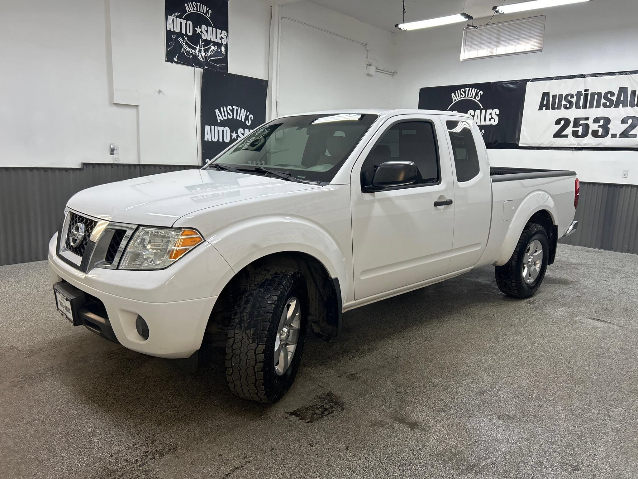 Used 2012 Nissan Frontier SV AWD/4WD image 3