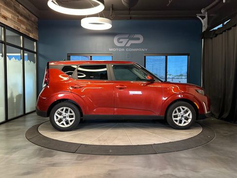 Used 2024 Kia Soul LX w/ Option Group 015 FWD image 2