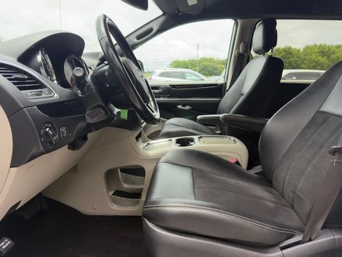 Used 2020 Dodge Grand Caravan SXT FWD image 21